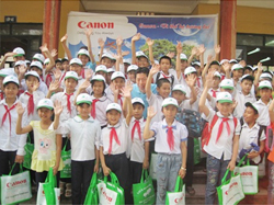 Taking souvenir pictures with pupils