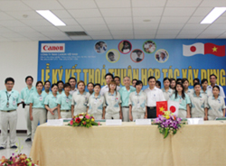 Dai Tu district's representative took sourvenir picture with CVN members