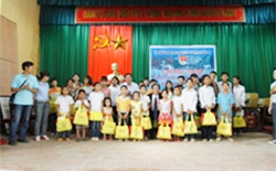 TGĐ công ty TNHH Canon Vietnam và đại diện Đoàn Thanh Niên tỉnh Bắc Ninh chụp ảnh cùng các em nhỏ