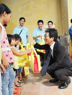 Mr Katsuyoshi Soma- General Director present gifts to children