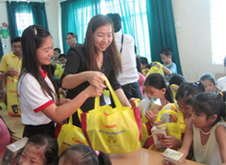 Công ty TNHH Canon Việt Nam tham gia tặng quà cho trẻ em có hoàn cảnh đặc biệt khó khăn tại huyện Ba Vì.
