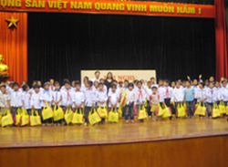 Tặng quà trung thu cho 100 học sinh nghèo vượt khó của huyện  Quế Võ, Bắc Ninh
