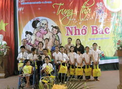 PTGĐ công ty Canon Việt Nam tặng quà cho trẻ em tình Bắc Giang