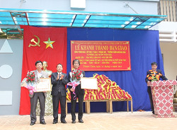 Công ty TNHH Canon Việt Nam nhận bằng khen từ UBND huyện Thuận Châu