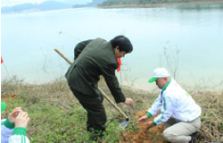 Representative of Canon Vietnam and Ben En national park are planting tree together