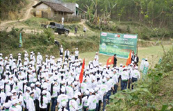 Pupils and volunteer members are planting tree in Luc Ngan , Bac Giang
