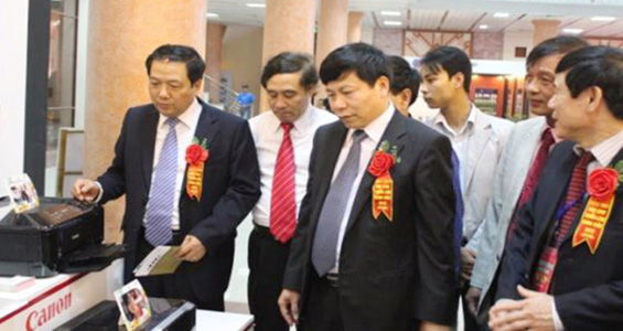 Lãnh đạo tỉnh Bắc Ninh đi thăm gian hàng Canon
