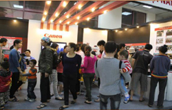 Visitors visited Canon booth