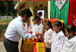 Mr Kambe presented gifts to pupils