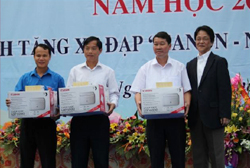 Đại diện công ty TNHH Canon Việt Nam tặng quà cho đại diện Tỉnh Đoàn Bắc Giang và 2 huyện
