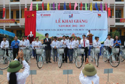 Những chiếc xe đạp đầu tiên được trao cho các em học sinh