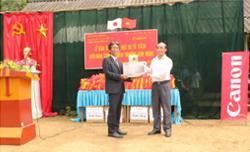 GD present gifts for Chiem Hoa District People Committee