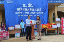 Công ty TNHH Canon Việt Nam tặng quà cho nhà trường
