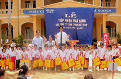 Công ty TNHH Canon Việt Nam tặng quà cho các em học sinh