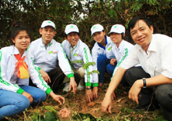General director of Canon Vietnam plants tree with representatives, pupils & volunteers