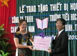 General Director present gift for representative of Huong Son primary school
