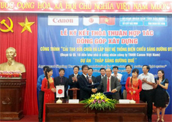 Tổng giám đốc công ty TNHH Canon Việt Nam và Giám đốc Sở GTVT tỉnh Bắc Ninh tại buổi lễ