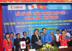 Phó tổng giám đốc công ty TNHH Canon Việt Nam và Bí thư tỉnh Đoàn Bắc Ninh tại buổi lễ