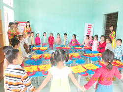Các em học sinh múa hát trong lớp học mới
