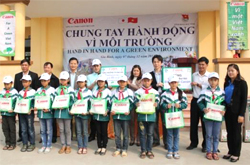 Canon Vietnam gave gifts to pupil, school & PC of Dai Bai commune