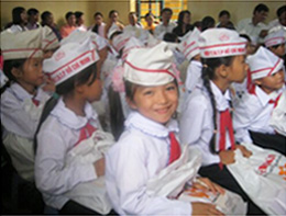 Pupils received gifts happily