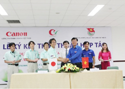 Representatives of CVN & Centre Communist Youth Union shake hands for cooperation
