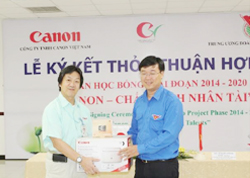 Representative of CVN presents gift for Centre Communist Youth Union