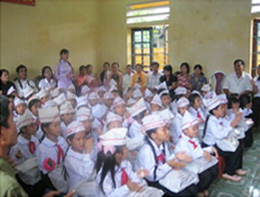 Học sinh háo hức tham gia buổi lễ bàn giao trường học