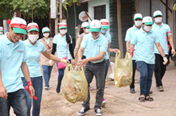 Các tình nguyện viên hào hứng tham gia nhặt rác làm sạch môi trường xung quanh khu vực trường
