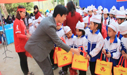 Đại diện CVN tặng quà cho các em học sinh điểm trường Canon-Yên Lập