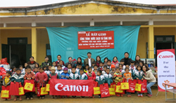 We wish these meaningful gifts will bring warmer winter to pupils in Canon – Ngu Mai