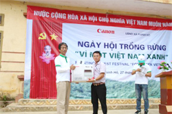 TGĐ Canon Việt Nam - Katsuyoshi Soma tặng quà lưu niệm cho đại diện UBND xã Phình Hồ