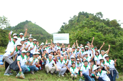 Đại diện công ty Canon Việt Nam, Huyện trạm Tấu, Xã
Phình Hồ và các tình nguyện viên bên biển dự án