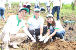 General Director of Canon Vietnam planting trees