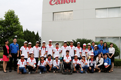 HStudents have chance to visit Ha noi capital (Van Mieu) and Canon factory tour