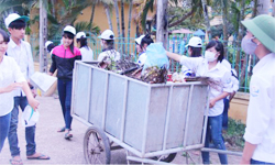 Volunteers of Canon & commune Youth Union joined in cleaning activities