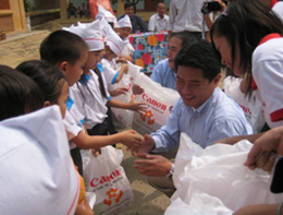 Pupils received gifts happily