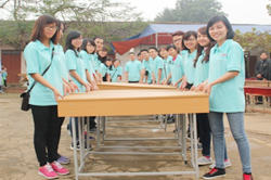 Tình nguyện viên hỗ trợ lắp ghép bàn ghế tại trường