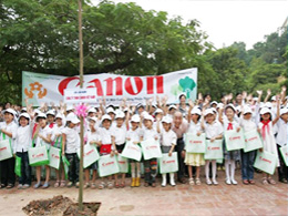 General Director took picture with pupils in front of Canon tree