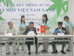Buổi lễ ký kết thoả thuận hợp tác trồng rừng phòng hộ khởi động dự án trồng rừng mang tên “Vì một Việt Nam xanh”