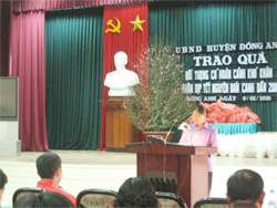 Representative of households moved with Canon Vietnam's concern