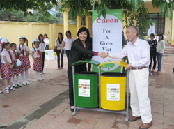 Tổng Giám Đốc tặng thùng rác bảo vệ môi trường cho trường Vệ An