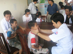 The doctors pay a compliment to the children and check their health.
