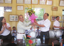 Đại diện huyện tặng hoa lưu niệm cho ngài TGĐ công ty Canon Việt Nam