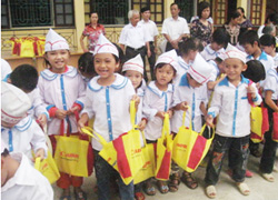 Niềm vui của các em học sinh khi nhận được quà