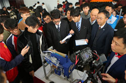 Judge members evaluate student’s product