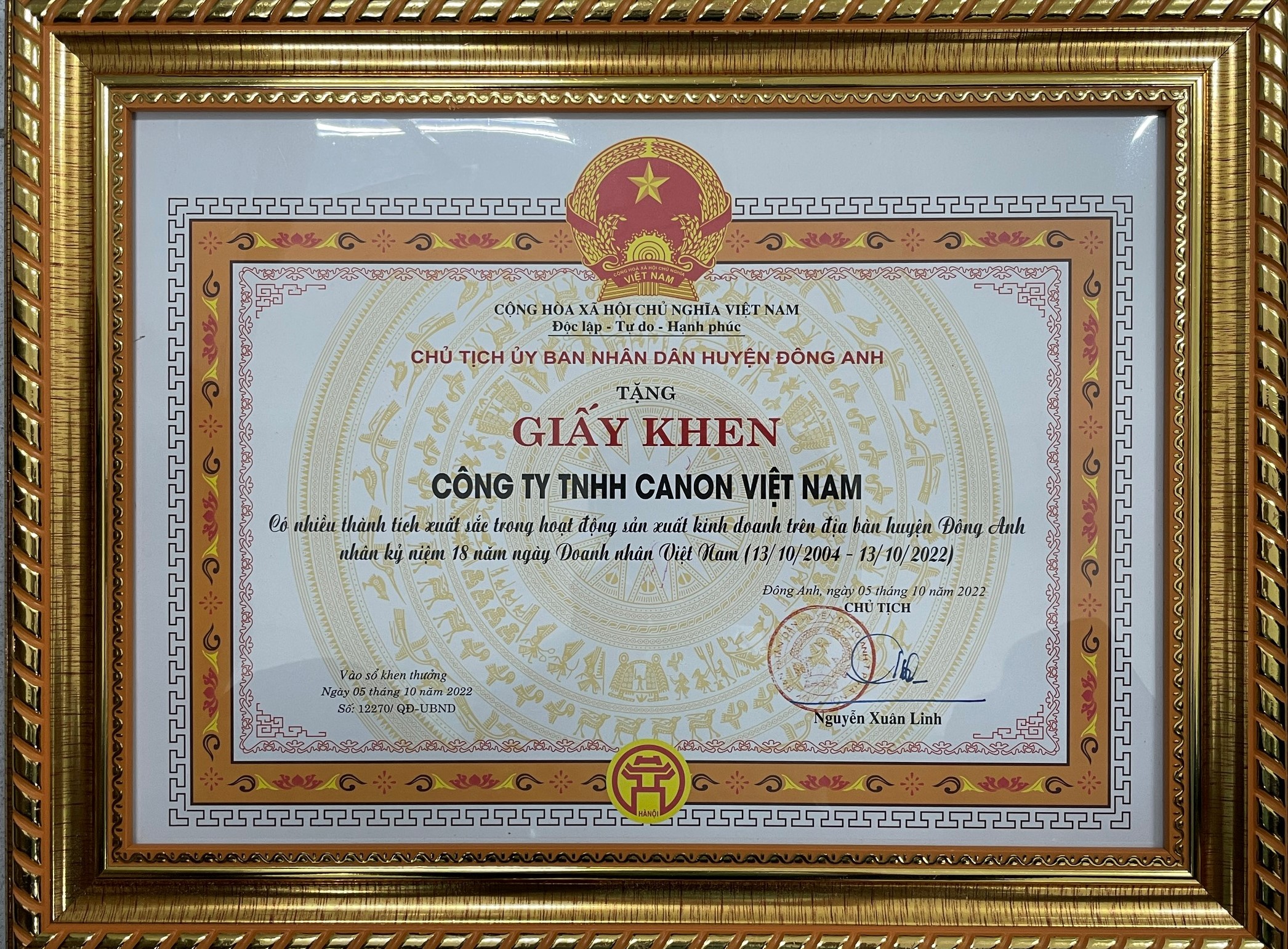 Receive the certificate from Chairman of Dong Anh District People’s Committee for Thang Long factory for excellent achievement in business activities in Dong Anh District