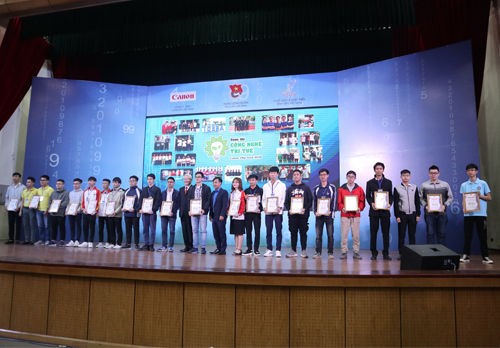 GD presented certificates for all teams