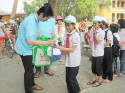Mr Oku present gifts to pupils