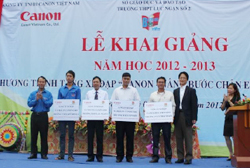 Đại diện công ty TNHH Canon Việt Nam tặng xe đạp cho 4 nhà trường